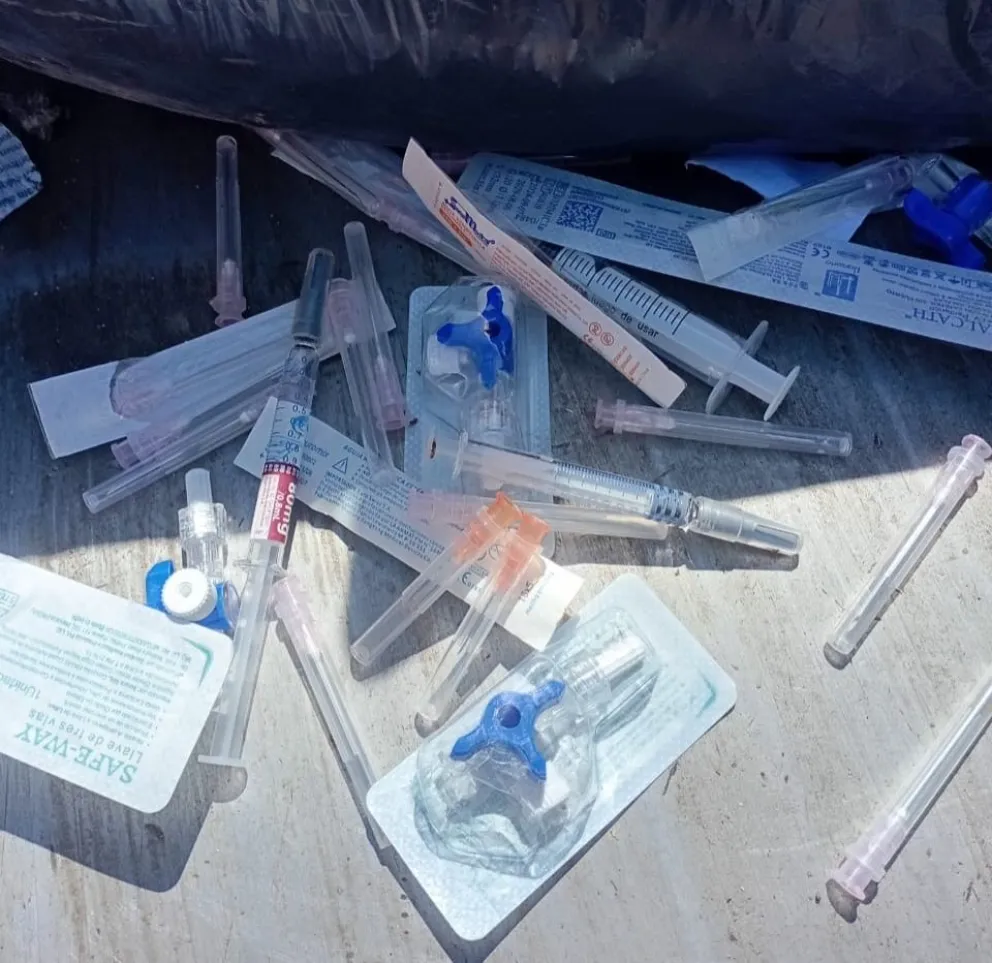 Recolectores alertan por el descarte peligroso de agujas en distintos barrios. Foto Prensa Municipalidad de Cinco Saltos