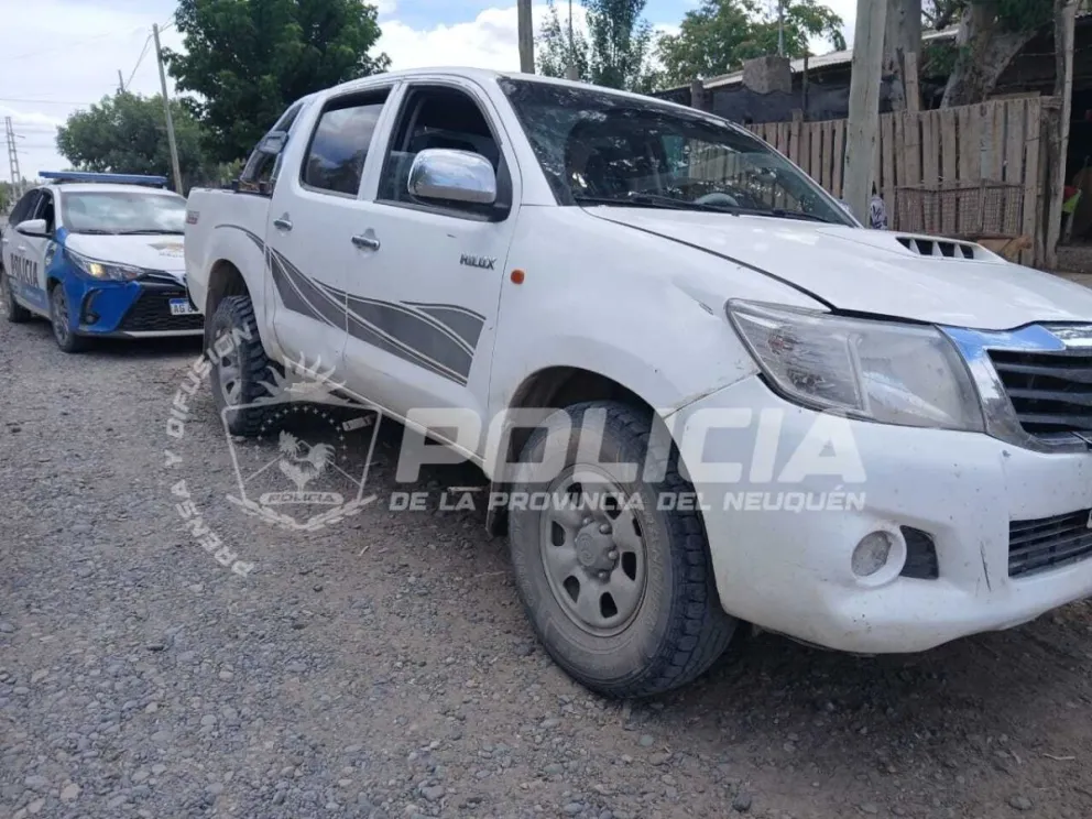 Cuando la policía llegó al domicilio a allanar, la Hilux trató de eludir el control y abrirse paso en el tránsito. Fue interceptada a los 150 metros. Foto: Policía Neuquén.