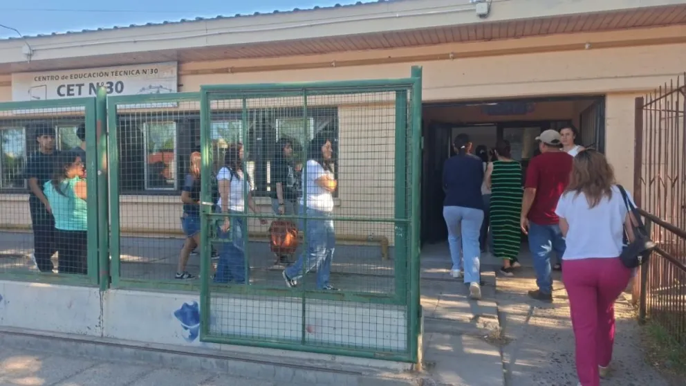 Este miércoles a las 8 horas realizaron una sentada en el colegio para pedir un proceso justo y respetuoso. Foto gentileza