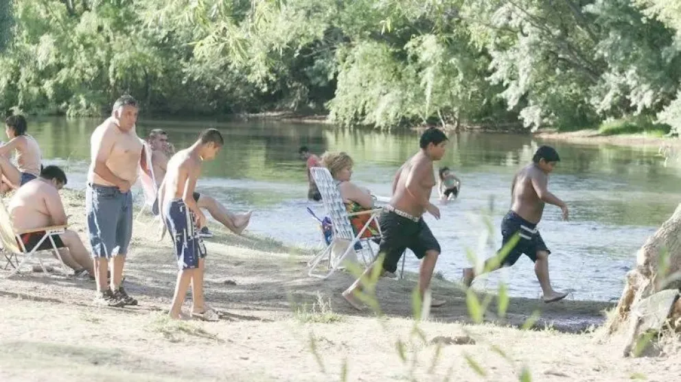 El río Neuquén trae muy poco caudal y es una situación que puede ser muy complicada para los nadadores poco avezados. Foto: archivo.