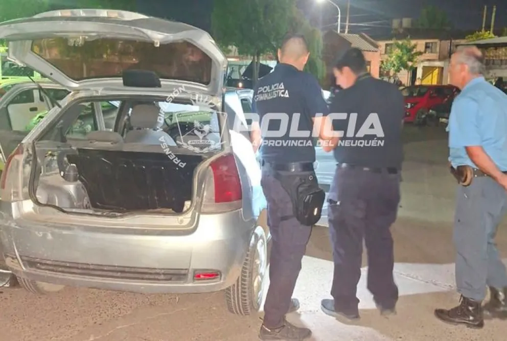 La policía secuestró el Fiat Palio, en el que se encontró la documentación sobre la maniobra. Desde los tickets de compra a las tarjetas robadas. Foto: Policía de Neuquén.
