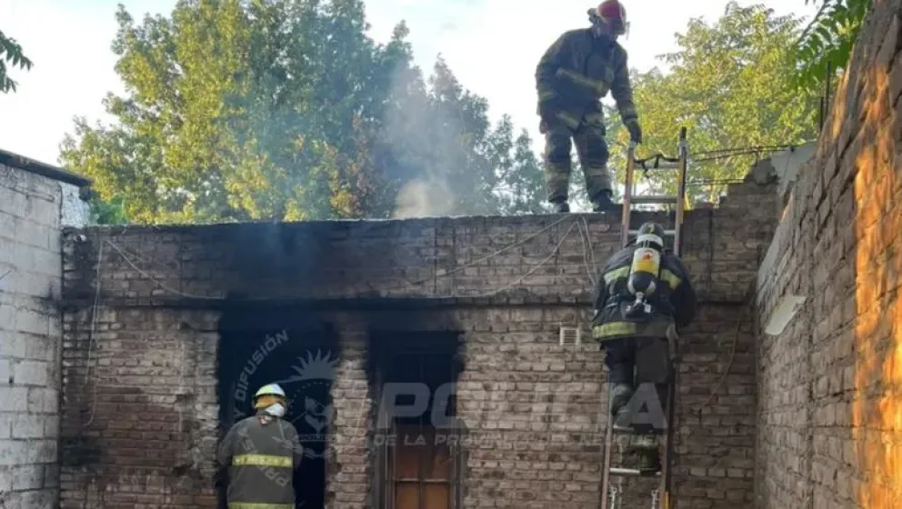 Los bomberos encontraron a la víctima en el interior de la vivienda. La autopsia comprobó que estaba viva cuando comenzó el fuego y que murió carbonizada. Foto: Policía de Neuquén.