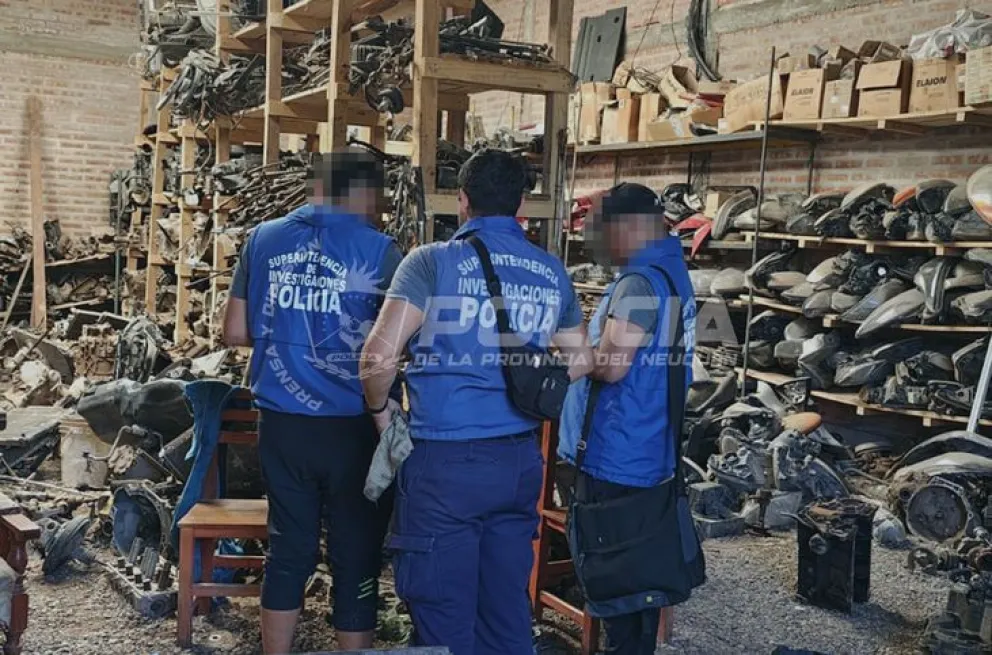 El operativo policial se realizó en un desarmadero clandestino ubicado en Plottier. Foto: Policía Neuquén.