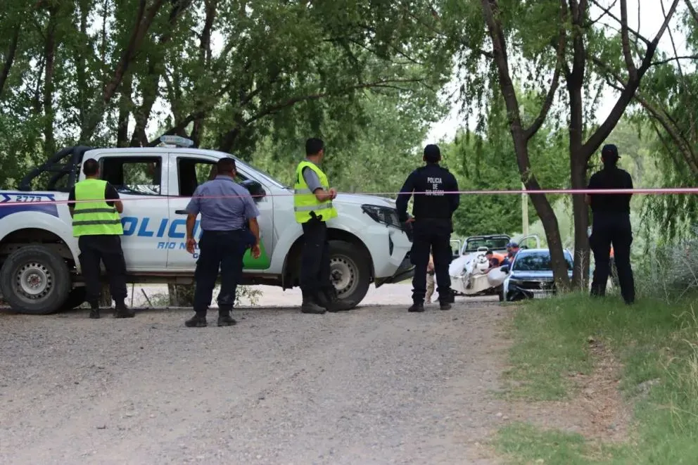 Operativo en el río Negro, en un sector de difícil acceso aguas abajo de Paso Córdoba, donde fue localizado y retirado el cuerpo de Leandro de Oro durante la madrugada. Foto: Tania Domenicucci-ANR.