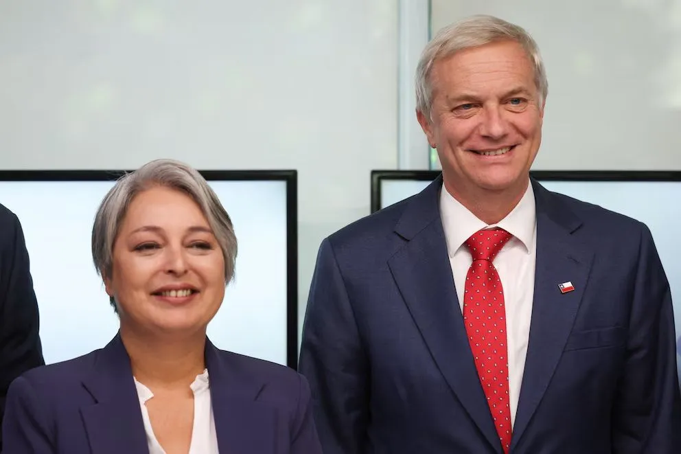 La candidata comunista Jeannette Jara y el candidato ultraderechista José Antonio Kast.