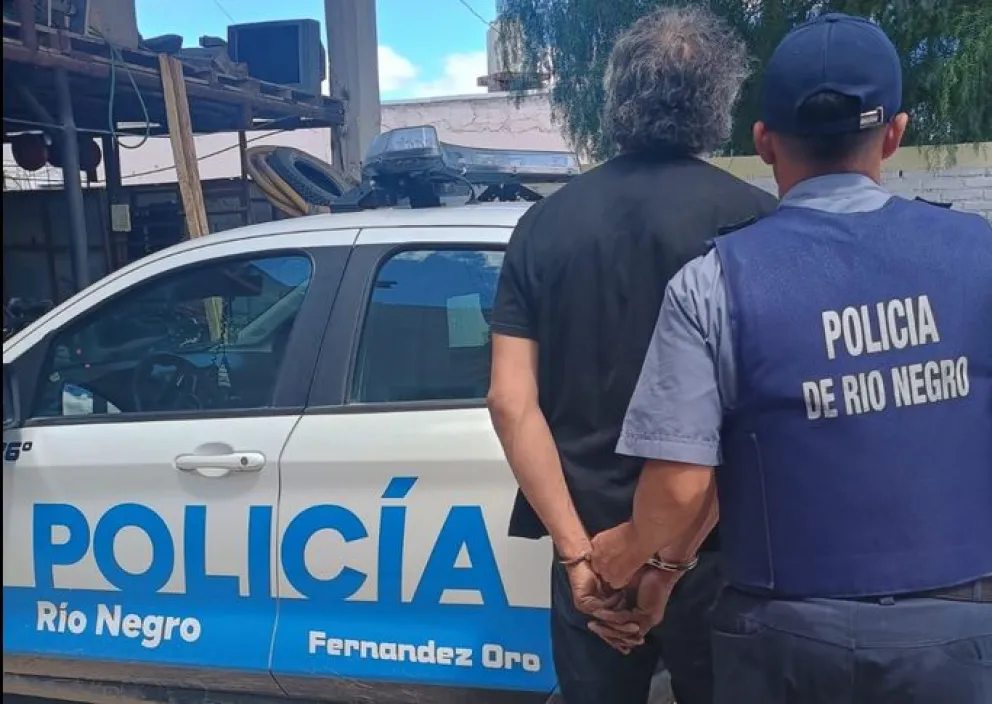El sujeto fue detenido mientras deambulaba por el centro de Fernández Oro. Tiene un pedido de captura por abuso sexual emitido por la justicia de Tucumán. Foto: gentileza Inforo