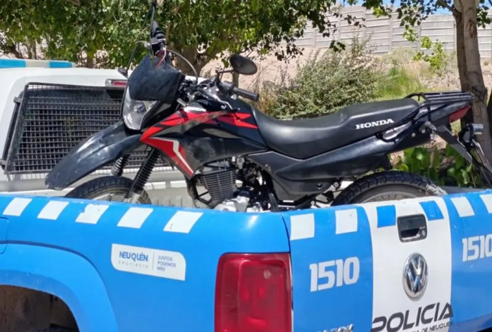 La moto había sido robada el lunes a la noche y se recuperó en inmediaciones del estadio del Club Maronese. Foto: Policía de Neuquén.