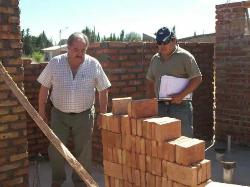 Durante su período como intendente de Fernández Oro, Reggioni aseguró haber construido 72 viviendas sociales y sostuvo que no cometió ningún delito. Foto: archivo.