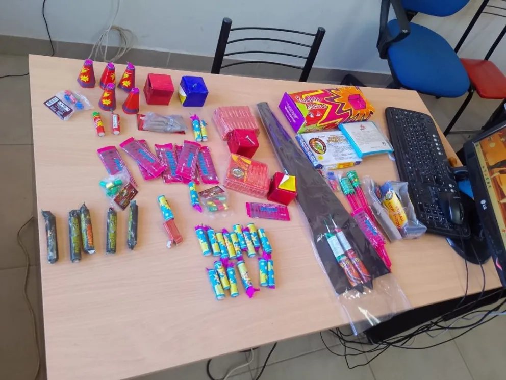 El material pirotécnico secuestrado en uno de los allanamientos realizados. Foto: Policía Río Negro.