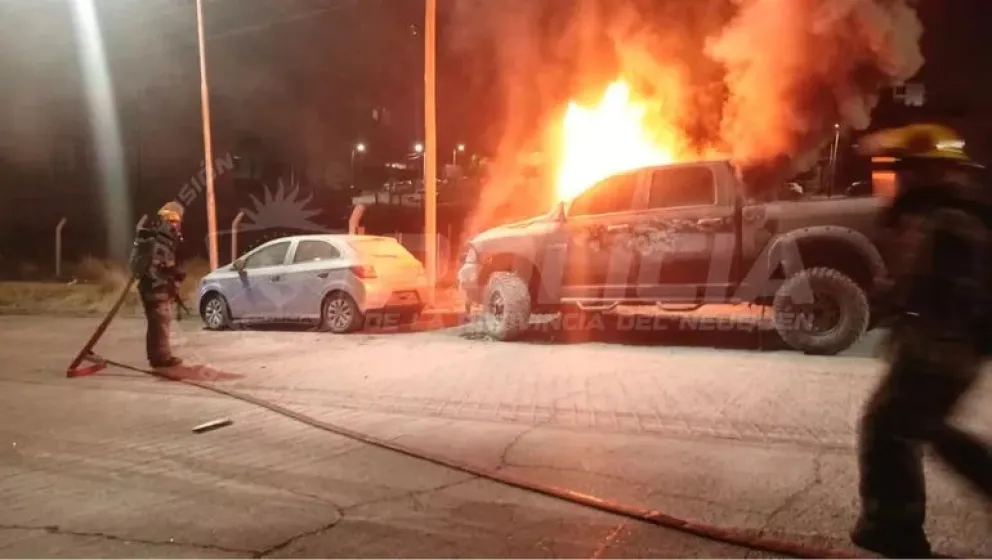 La camioneta RAM quedó destruida por el fuego. Había quedado estacionado en la calle. Foto: Policía de Neuquén.
