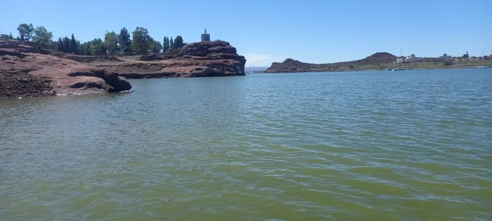 La Autoridad de Cuencas alertó sobre la presencia de una gran concentración de cianobacterias en algunos sectores del lago de El Chocón. Foto: Archivo.