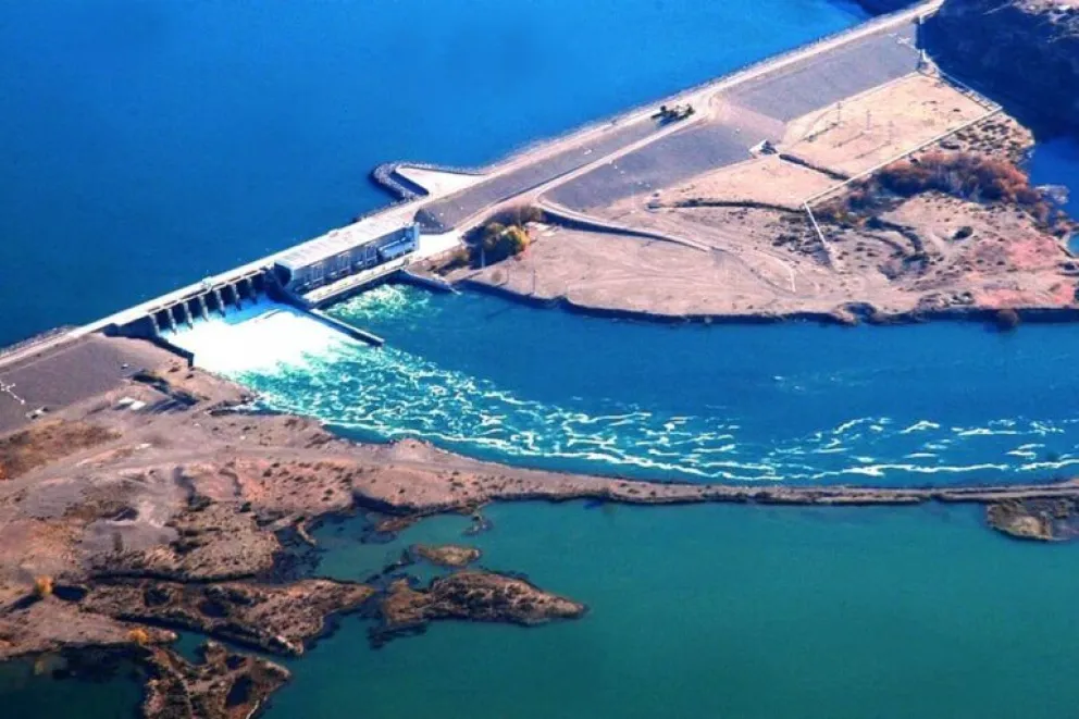 La represa de El Chocón fue la primera represa que se construyó en la región; y el comienzo de un largo reclamo de los gobiernos provinciales para que se reconociera su jurisdicción. Foto: archivo.