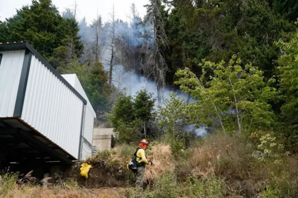 Continúan los trabajos de enfriamiento en el lugar / Fotos Facu Pardo