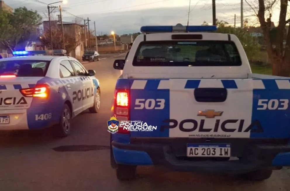 En el allanamiento participaron efectivos policiales de las comisarías 5 y 52. Foto: Policía Neuquén.