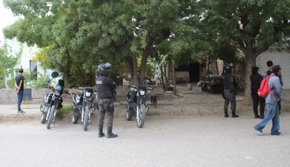 El brutal episodio se produjo en una vivienda de la calle Fernández Oro, en la localidad de Cinco Saltos. El agresor y la víctima habían edificado sus casas en un terreno único; pero en los últimos años empezaron los enfrentamientos. Foto: Prensa MPF: