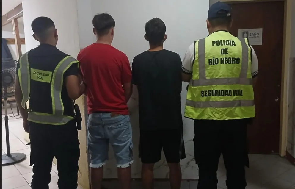 Los delincuentes se desplazaban en bicicletas; interceptaron a su víctima que caminaba hacia Neuquén y le robaron el celular, una campera y una gorra. Foto: Policía Río Negro.