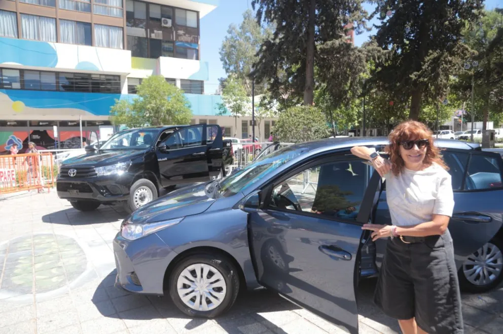 Pasqualini adelantó detalles de la rifa y mostró los premios: tres Toyota Yaris y una Hilux. Cuánto cuesta participar del sorteo. Foto: Prensa Neuquén Capital.