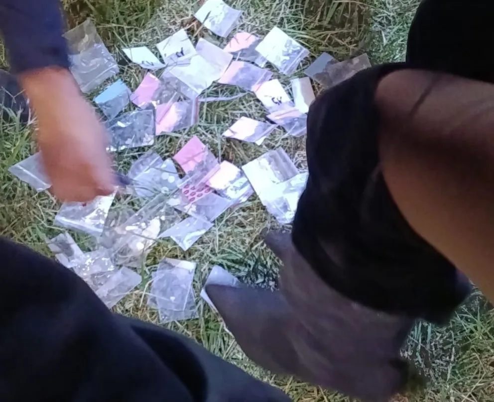 Fernández Oro: llevaba 43 dosis de droga escondidas en las botas. Foto Policía de Río Negro