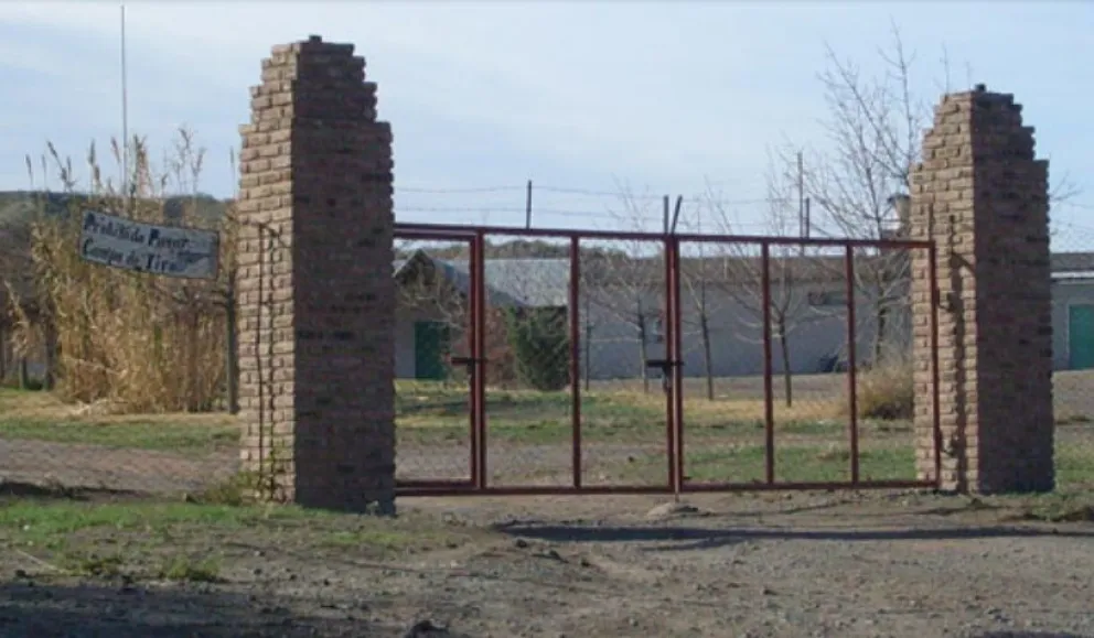 El acceso al predio está cerrado con un portón con llave. Los vecinos denuncian que lo utilizan igual. Foto: gentileza.