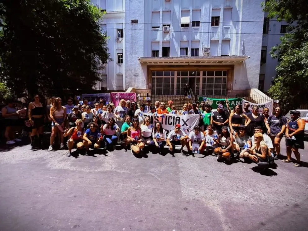 Organizaciones sociales, amigos y familiares de la víctima en la puerta de Tribunales.