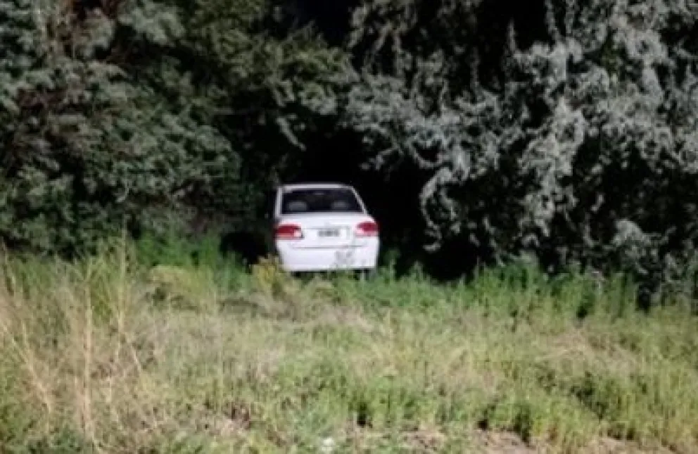 El vehículo fue abandonado en un sector de malezas, en Sargento Vidal, a pocos kilómetros de donde ocurrió el robo. Foto: Policía de Río Negro.