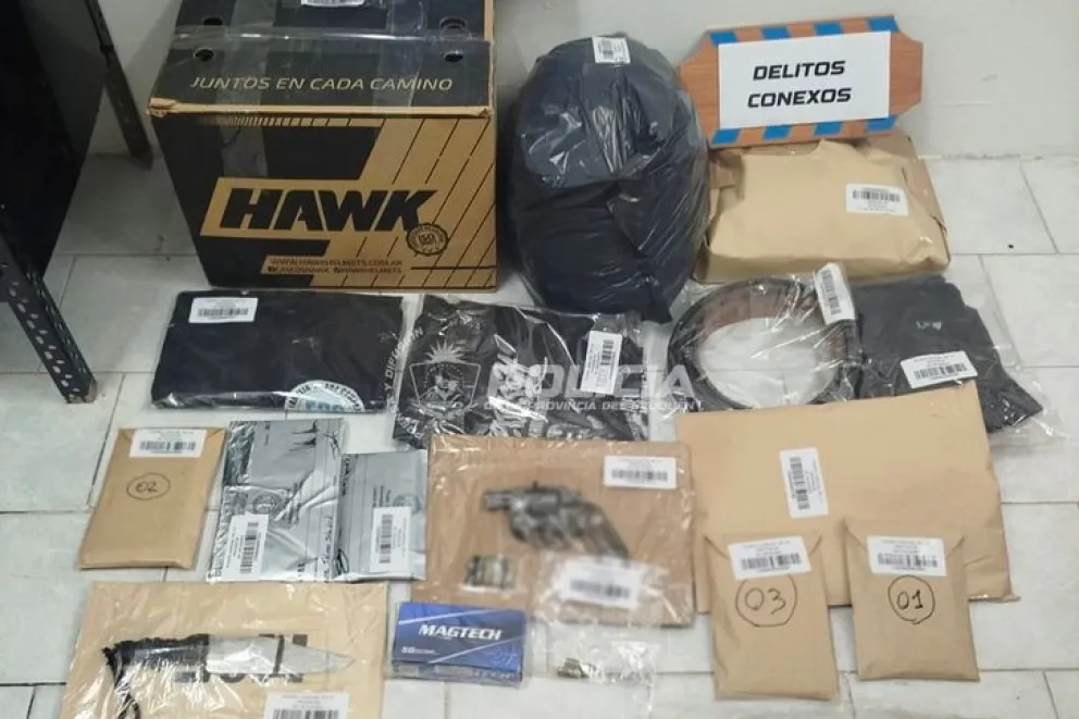 Los diversos elementos que se secuestraron durante los operativos. Investigan abuso de armas, lesiones agravadas y amenazas. Foto: Policía de Neuquén.