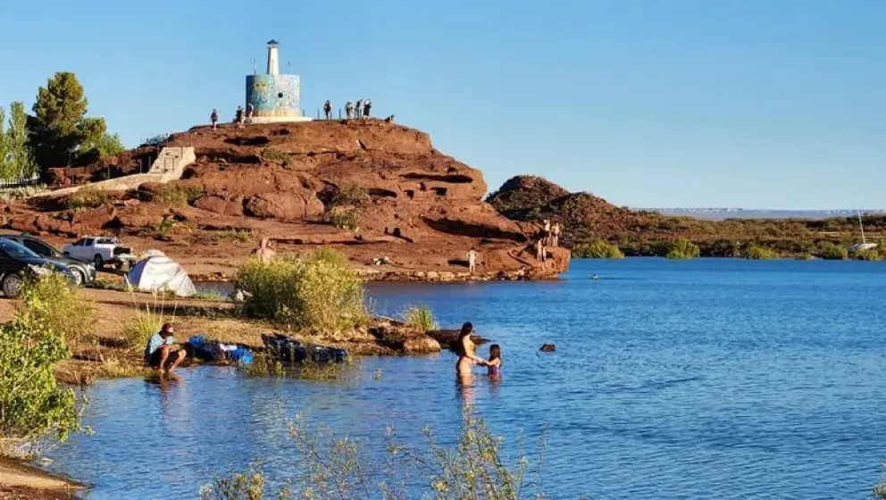 Durante la jornada de hoy habrá una alta concentración de cianobacterias en las costas del embalse de El Chocón. Foto: archivo.