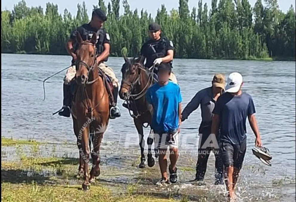 La división Montada logró capturar al sujeto en un sector del río Limay. Foto: Policía de Neuquén.