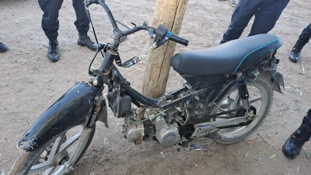 La moto secuestrada estaría relacionada con los hechos de amenazas e intimidación. Foto: Policía de Río Negro.
