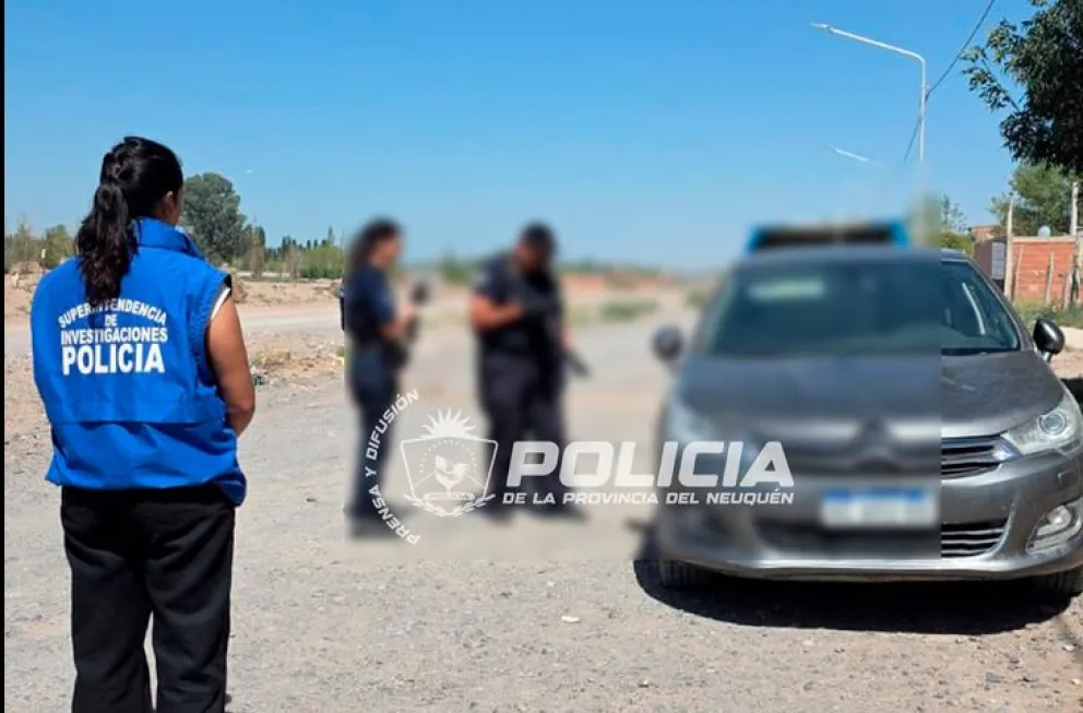 El Citroën C4 había sido abandonado sobre la Avenida del Trabajador, en pleno barrio San Lorenzo. Foto: Policía de Neuquén.