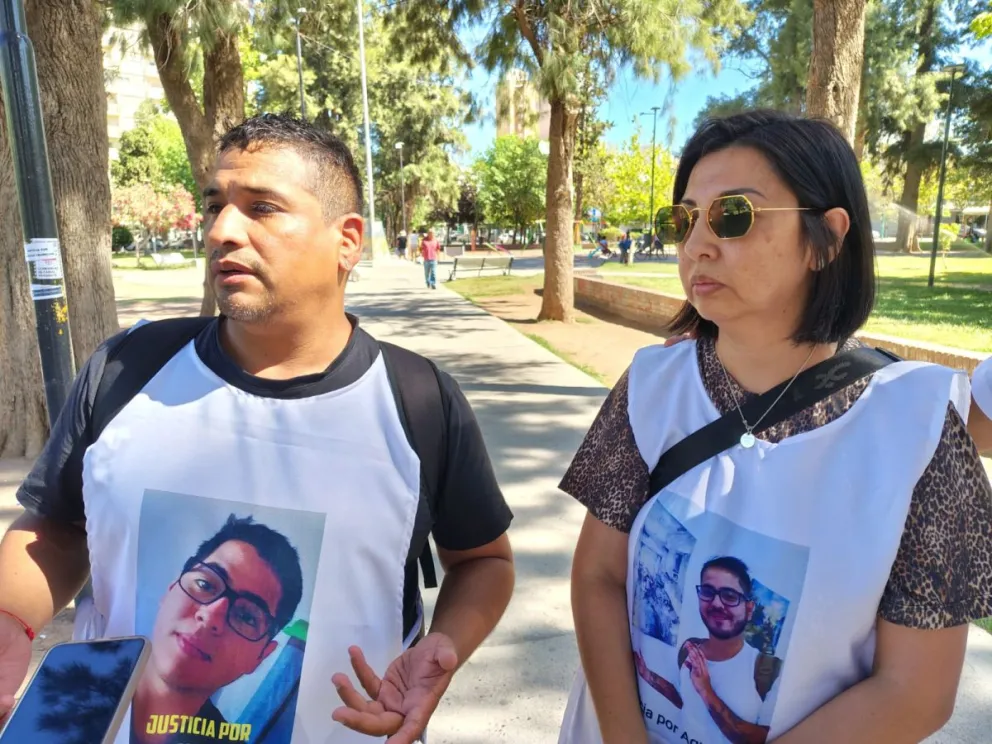El abogado de la familia, Luca Dumigual; y la mamá de víctima, Vanina, pidieron más celeridad en la búsqueda del presunto homicida de Agustín. Foto: Cipo360.