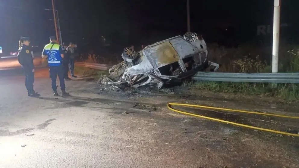 El auto en que viajaban los roquenses qued&oacute; consumido por las llamas en una ruta de Entre R&iacute;os, a la altura de Chajar&iacute;. Foto: Chajar&iacute; Digital