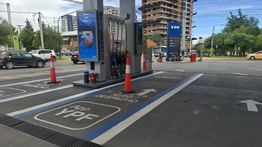 Enero llegó con leves aumentos en combustibles y cambios en la atención en estaciones de servicios. Foto Daniela Luján para Cipo360