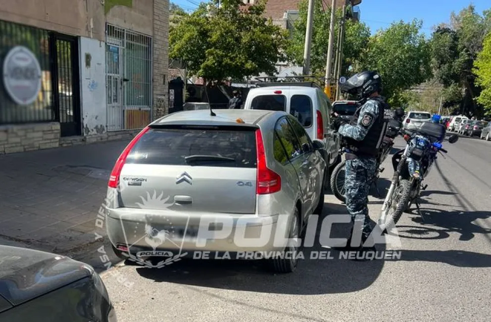 El vehículo en que intentaban escapar fue interceptado en Buenos Aires e Islas Malvinas, una zona muy transitada de Neuquén capital. Foto: Policía de Neuquén.