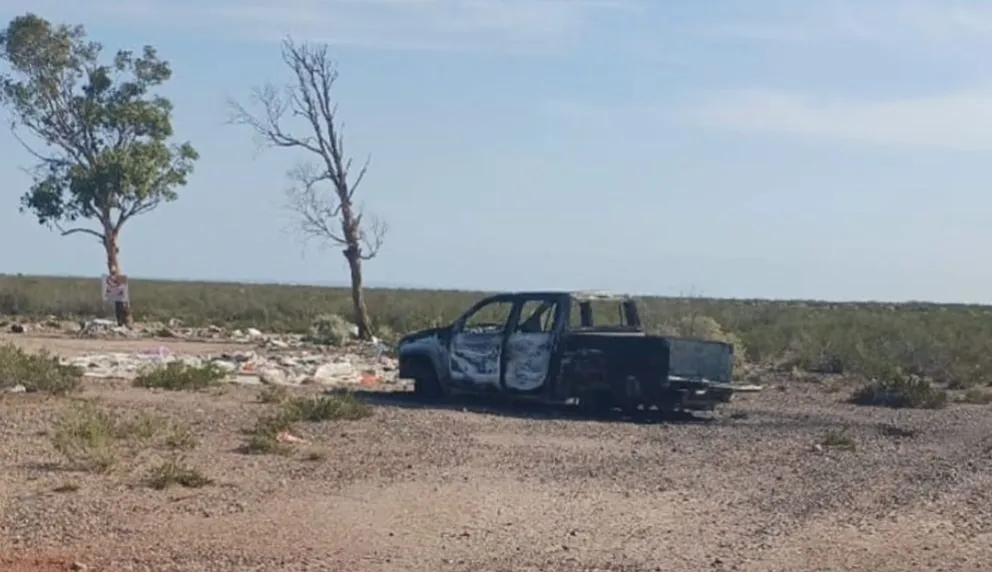 La camioneta, totalmente destruida por el fuego, fue encontrada en la zona de las canteras, entre Neuquén y Centenario. Foto: gentileza Centenario Digital.
