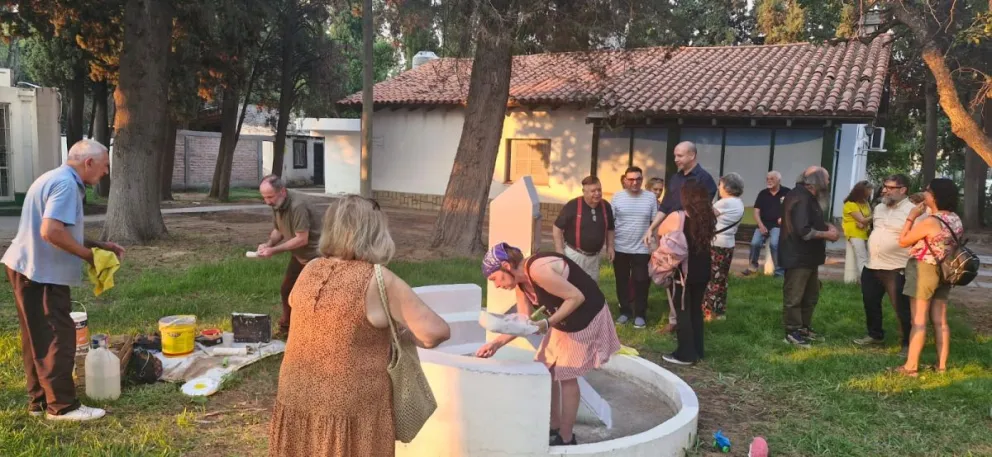 El grupo Amigos de Osvaldo Soriano y un homenaje al escritor: se reunieron en el patio de la casona donde vivió entre 1956 y 1959. Foto: gentileza.