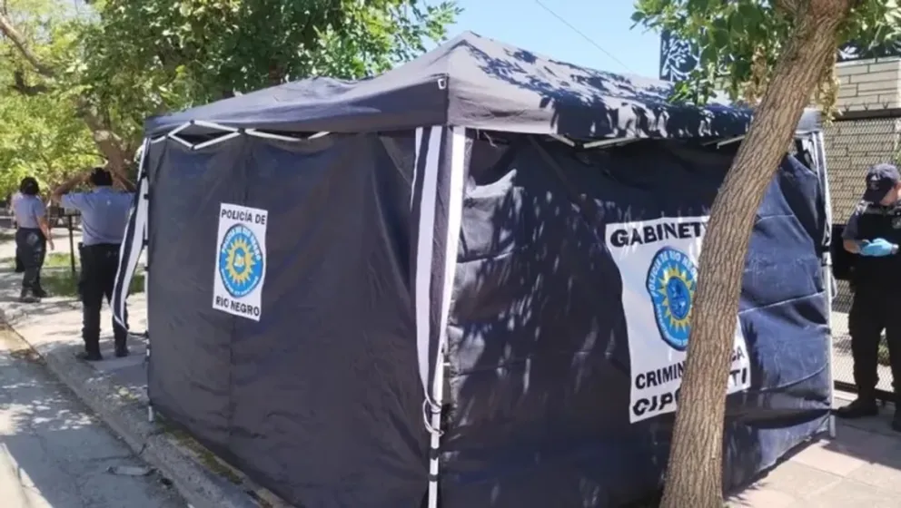 El hombre iba caminando por la calle Alberdi cuando se desplomó, víctima de un infarto masivo. Foto: gentileza.