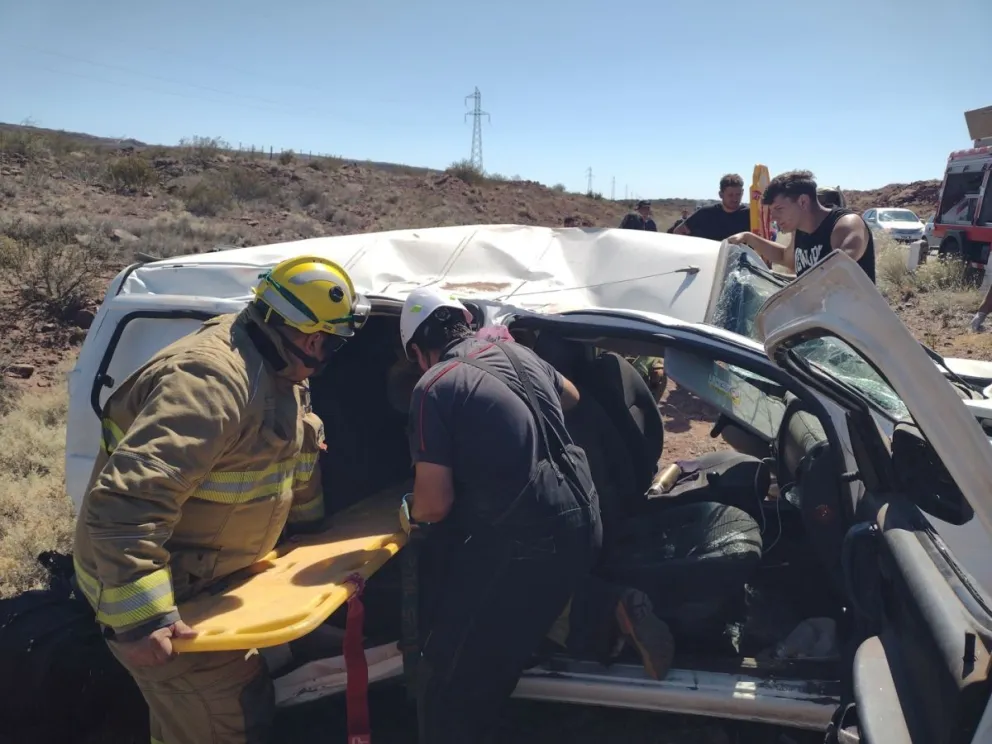 Los ocupantes de la Partner fueron rescatados por personal del Hospital y de Bomberos, y trasladados a El Chocón. Foto: gentileza municipalidad de El Chocón.