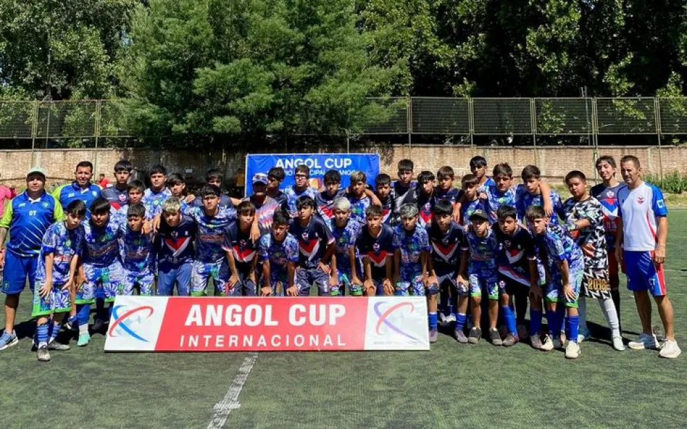 La delegación de la Escuelita de Fútbol Luz, en Angol. El orgullo de representar a la ciudad y poder gritar "campeones". Foto: gentileza.
