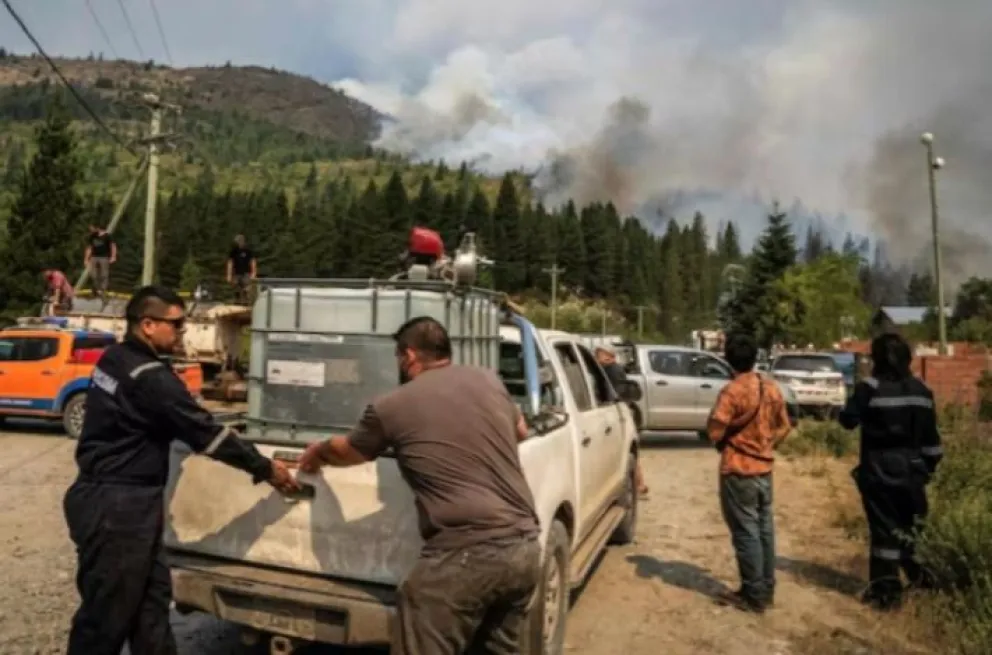 Sumaron que más de 200 personas y seis medios aéreos en el Parque Nacional Los Alerces. Foto  Gonzalo Keogan - AFP