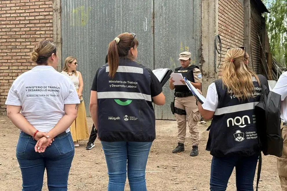 En el procedimiento se constató las precarias condiciones de higiene, seguridad laboral y vivienda. Tampoco se encontraron los papeles de la registración laboral. Foto: Prensa Neuquén.