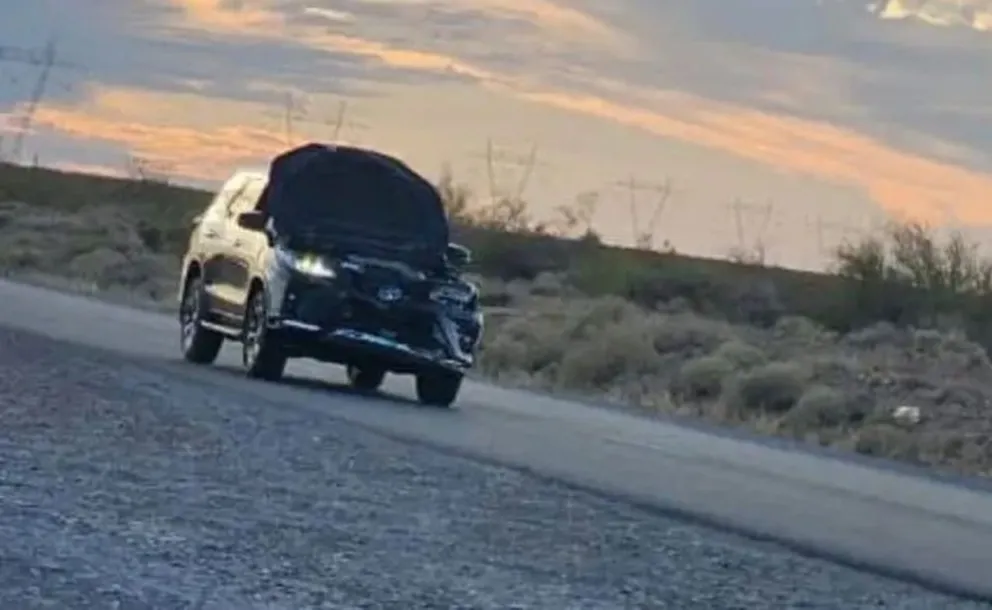 El conductor de la Toyota, que provocó el siniestro, huyó con el capó levantado durante tres kilómetros. Después se negó a hacer el examen de alcoholemia. Foto: gentileza Centenario Digital.