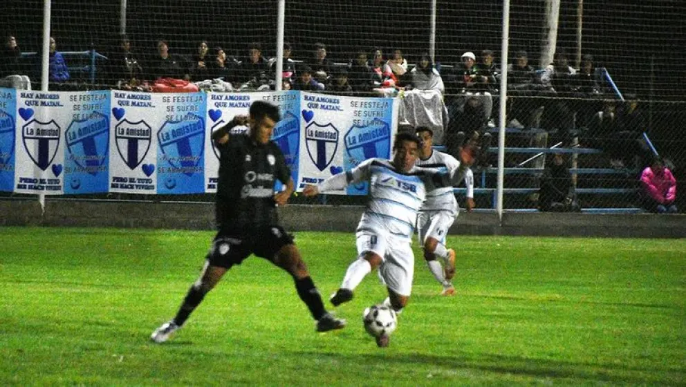 Cambios en la Liga Confluencia: habrá cuatro equipos cipoleños en la Primera A, y tres en el Ascenso. Foto: archivo.