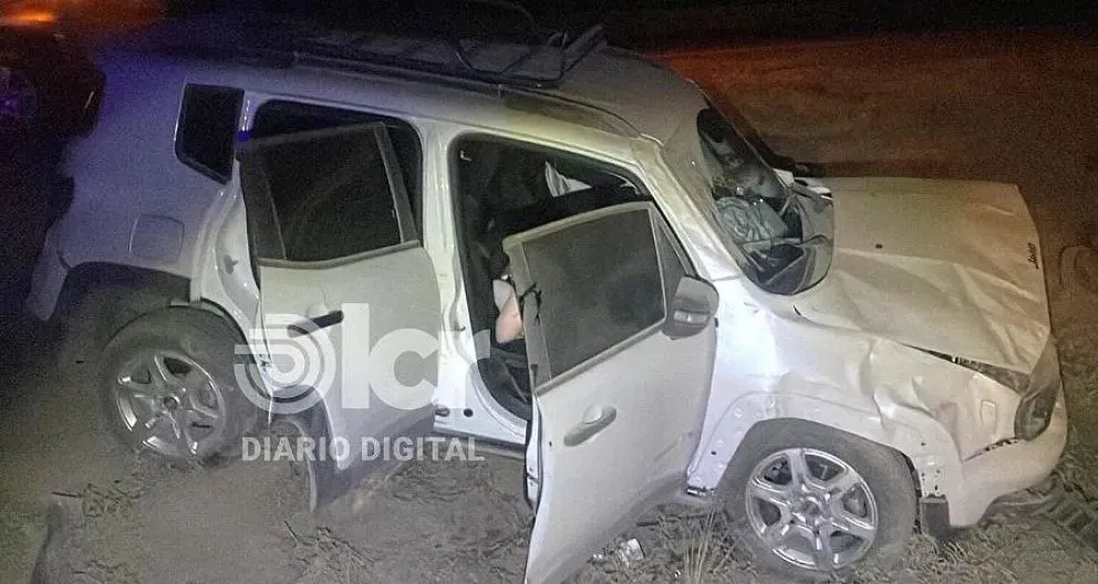 En el auto viajaba un matrimonio con sus hijos desde Bahía Blanca con destino a Chile. Foto Policía RN.