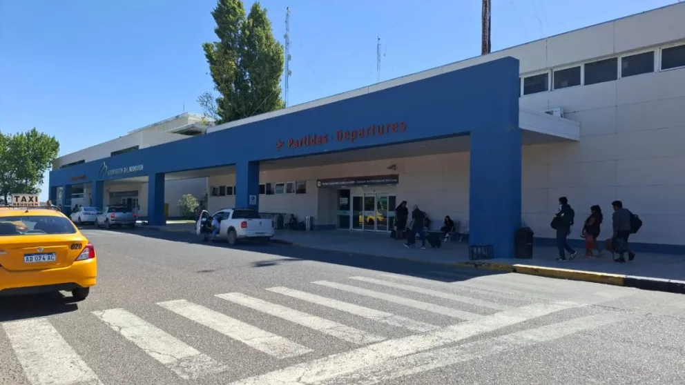 El hecho fue anoche en el estacionamiento del aeropuerto de Neuquén. Foto archivo