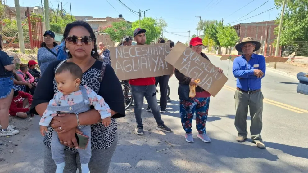 Vecinos cortaron calle Novella para exigir agua potable y asistencia con cisternas. Foto Cipo360