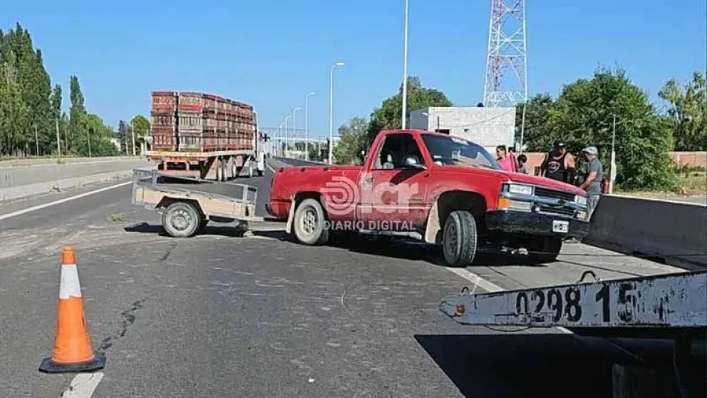 Los bloques de hormigón impidieron que la camioneta cayera desde la ruta 22 hacia la calle colectora frente a Godoy. Foto: LCR