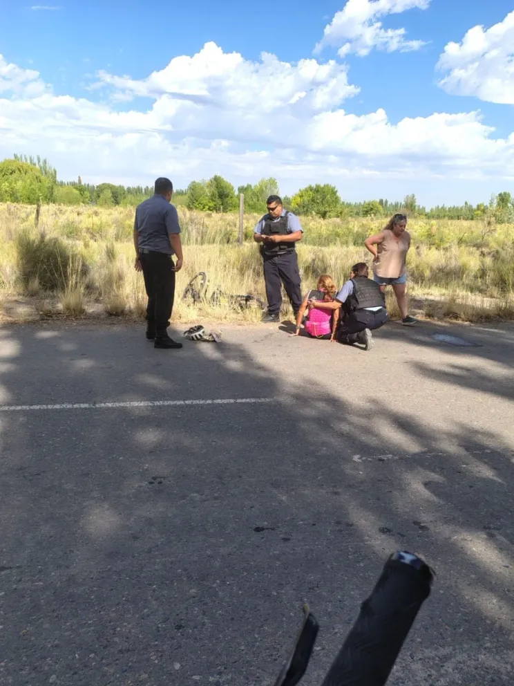 La mujer debió ser trasladada al centro de salud, mientras la policía era alertada por nuevos y viejos ataques de esta jauría en esa zona. (Foto: Gentileza)