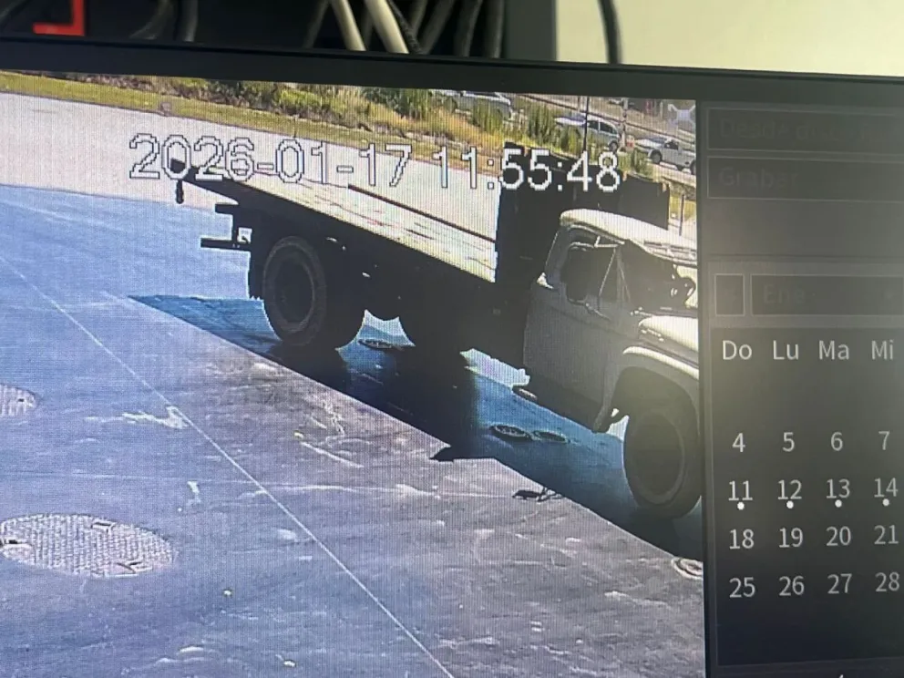 El hombre cargó combustible el 17 de enero a su camión. Foto Prensa Municipalidad de Cipolletti 