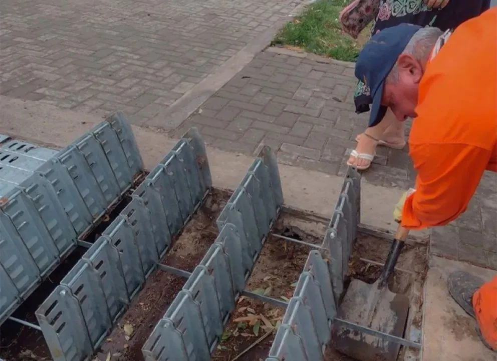 La limpieza se realiza sobre desagüe y descargas pluviales para sacar residuos que se fueron acumulando. Foto: gentileza